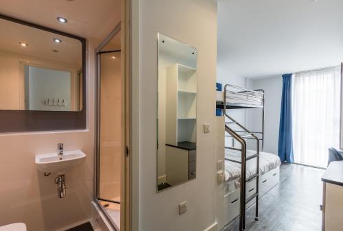 Ванная комната в Destiny Student - Holyrood (Brae House)