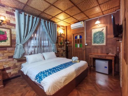 Кровать или кровати в номере Baanthep Antique Homestay