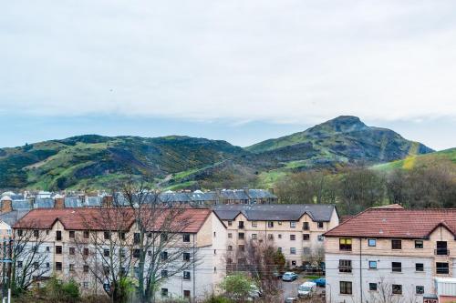 Vista generica sulle montagne o vista sulle montagne dall'interno della residenza studentesca