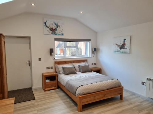 um quarto com uma cama e uma janela em Wyvern Apartment em Yeovil