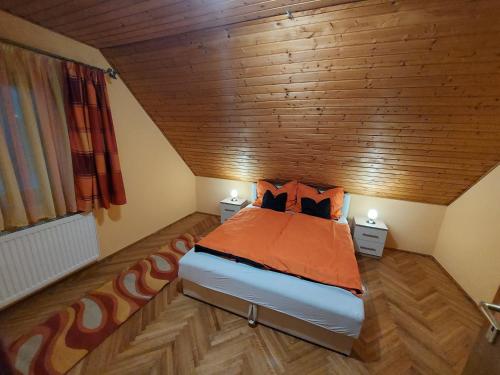 Posteľ alebo postele v izbe v ubytovaní Aranykagyló Nyaralóház