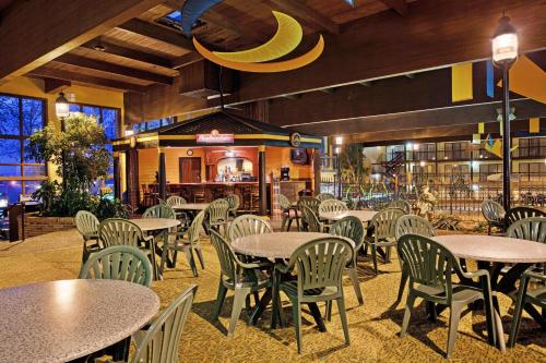 a dining room with tables and chairs in a restaurant at Holiday Inn At Six Flags Saint Louis by IHG in Eureka