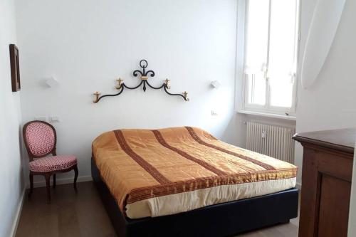 1 dormitorio con 1 cama y 1 silla en Casadianna, en Milán