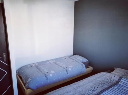 2 łóżka pojedyncze w małym pokoju z zapaleniem kręgosłupa w obiekcie Maison neuve 66m2 Biscarrosse w mieście Biscarrosse