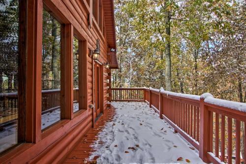 Balkón nebo terasa v ubytování Secluded Smoky Mountain Cabin with Wraparound Deck!
