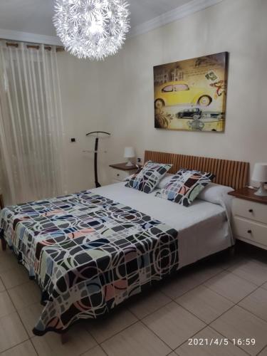 - une chambre avec un lit et un lustre dans l'établissement Toronjil, à Costa del Silencio