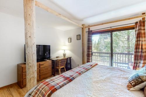 Ліжко або ліжка в номері Sierra Swiss Chalet