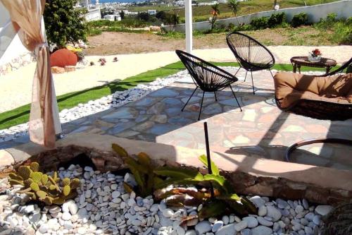 Φωτογραφία από το άλμπουμ του Irini's B & W house with jacuzzi σε Dhragoulás