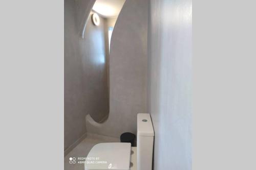 Φωτογραφία από το άλμπουμ του Irini's B & W house with jacuzzi σε Dhragoulás