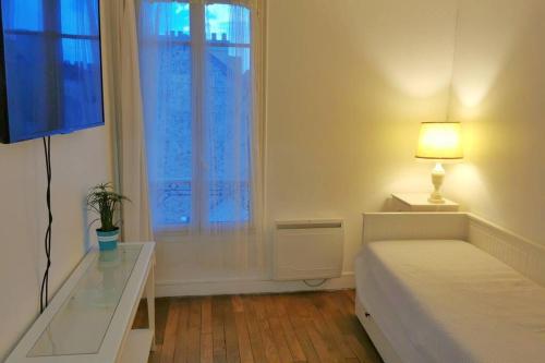 a bedroom with a bed and a desk and a window at Wei&Pei Apartment - Hypter Center St Germain En Laye 1min RER in Saint-Germain-en-Laye