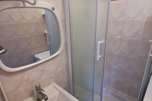 La salle de bains est pourvue d'une douche, d'un lavabo et d'un miroir. dans l'établissement Wei&Pei Apartment - Hypter Center St Germain En Laye 1min RER, à Saint-Germain-en-Laye