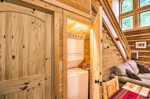 Ruang duduk di Reconnect with Nature at Timber Creek Cabin!
