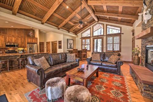 Ruang duduk di Deck and Fire Pit Family-Friendly Lakeside Retreat
