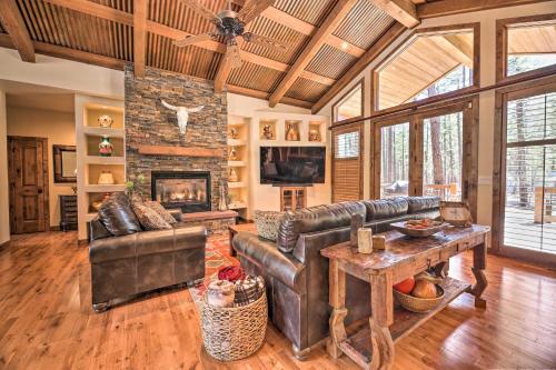 Ruang duduk di Deck and Fire Pit Family-Friendly Lakeside Retreat