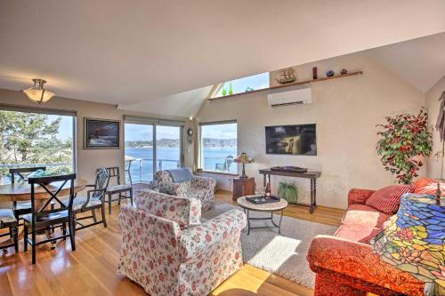 Waldport Beach House with Loft, Grill and Ocean Views!にあるシーティングエリア