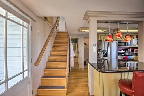 Waldport Beach House with Loft, Grill and Ocean Views!にあるキッチンまたは簡易キッチン