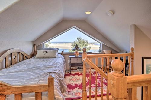 Imagen de la galería de Waldport Beach House with Loft, Grill and Ocean Views!, en Waldport