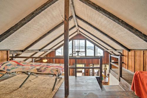 Katil atau katil-katil dalam bilik di Authentic Retreat with Private Dock on Coosa River!