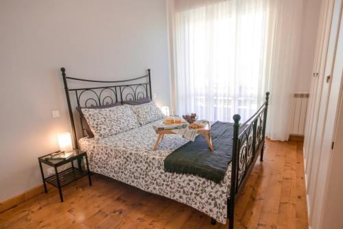 una camera da letto con un letto, un tavolo e una finestra di Ampio, elegante apt con aria condizionata e bici gratis a Viareggio