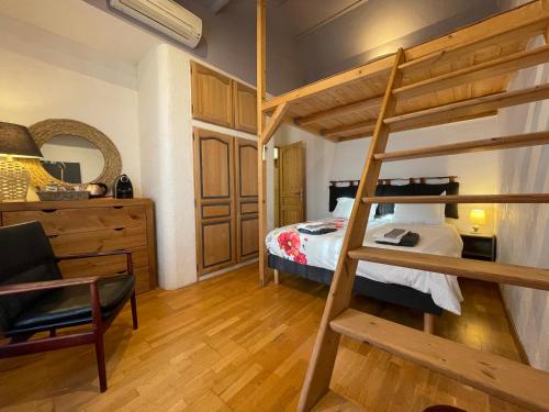 a bedroom with a bunk bed and a ladder at Le calme de la garrigue in Russan