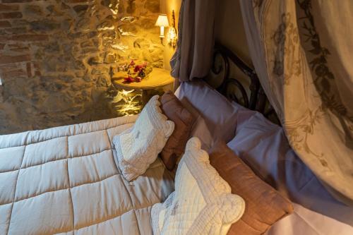 an overhead view of a bed in a bedroom at Agriturismo Poggio Il Castellare in Montalcino