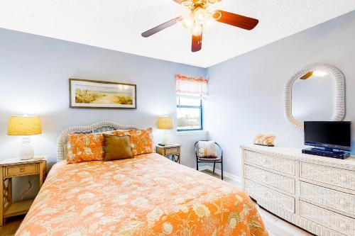 A bed or beds in a room at Sea Breeze #206