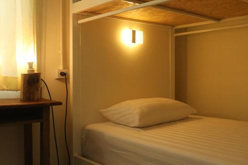 Postel nebo postele na pokoji v ubytování ATOM Poshtel