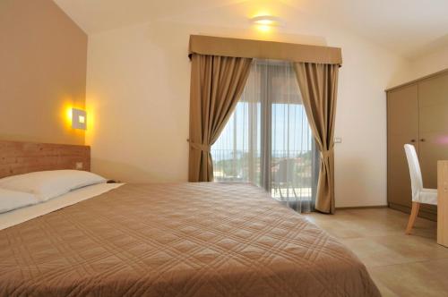 A bed or beds in a room at B&B Le Cale