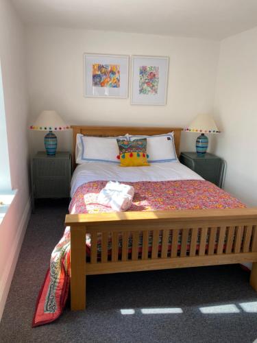 una camera con letto e struttura in legno di The Green House a Horncastle