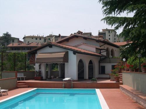 a swimming pool in front of a house at Le Casacce Case per Vacanze in Carmignano