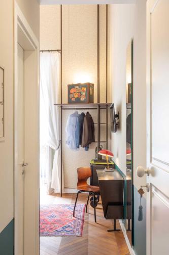 a room with a desk and a chair and a closet at Accademia 39 in Sorrento