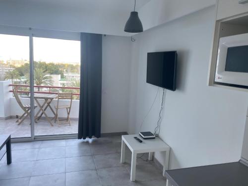A television and/or entertainment centre at Nice Studio in Siesta 2 in Puerto Alcudia 8
