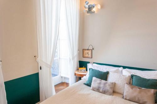 a bedroom with a bed with green and white at Accademia 39 in Sorrento