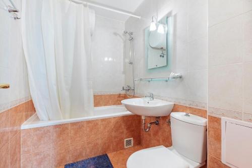 Vonios kambarys apgyvendinimo įstaigoje Guest Apartments Co Morenia