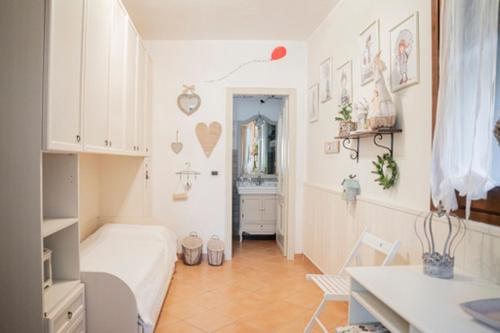 a small room with a bed and a kitchen at La Casa Di Menny Maison de Campagne in Moneglia