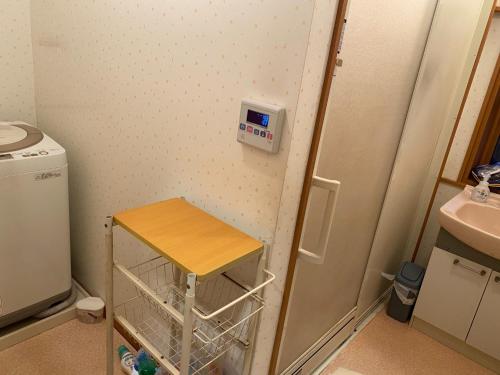 uma pequena casa de banho com um lavatório e um frigorífico em Ise Toyohama Villa - Vacation STAY 11133 em Ise