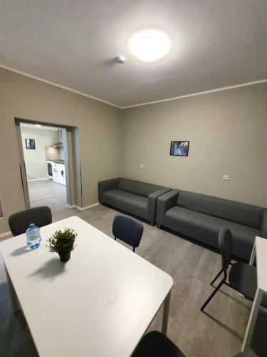 ein Wohnzimmer mit einem Tisch und einem Sofa in der Unterkunft Stadt Apartments Solingen in Solingen