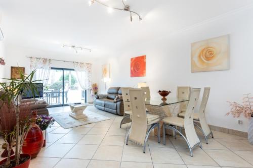 Great 2 bedroom apartment with communal pool