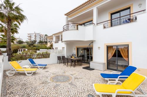 Great 2 bedroom apartment with communal pool