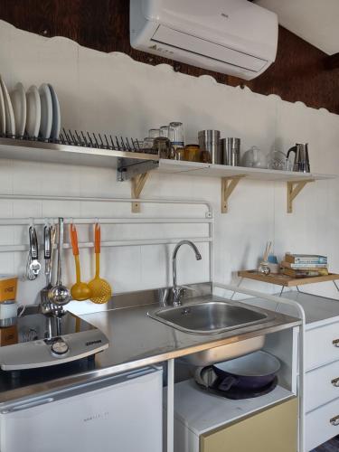 Il comprend une petite cuisine équipée d'un évier et d'une cuisinière. dans l'établissement Bungalow Sixdays 3, à Camporosso