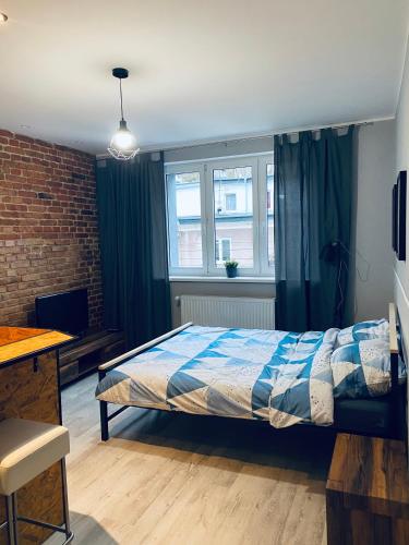 een slaapkamer met een bed en een raam bij Apartamenty ToTuGdynia 7 in Gdynia