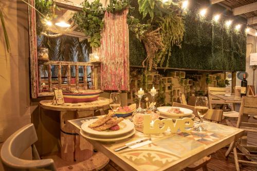 卡塔赫纳Hotel Barahona Cartagena的有一张桌子上摆着食物的餐馆