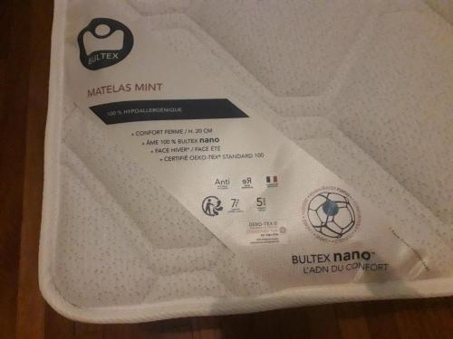 a white box with a shipping label on it at Chambre meublée au cœur de ville - chez l'habitant in Le Creusot