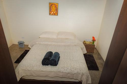Una cama o camas en una habitación de Entre Árboles Hostal