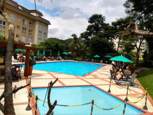 Vista de la piscina de Charmoso Flat em Itaipava, 509 Mangabeiras. o d'una piscina que hi ha a prop