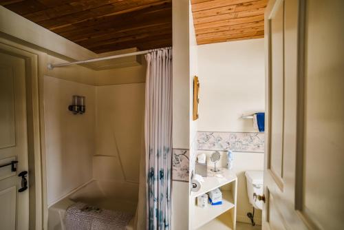 Ванная комната в Adair Country Inn & Restaurant
