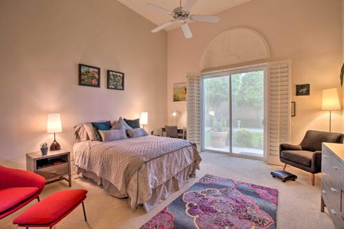 1 dormitorio con 1 cama, 1 silla y 1 ventana en Contemporary Condo with Mtn Views and Pool Access, en Rancho Mirage