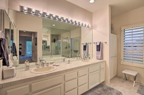 baño con 2 lavabos y espejo grande en Contemporary Condo with Mtn Views and Pool Access, en Rancho Mirage