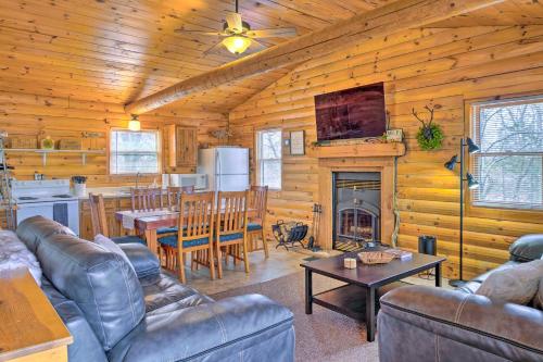 Shell KnobにあるCabin Retreat on Table Rock Lake with Fire Pit!のリビングルーム(ソファ、キャビン内の暖炉付)