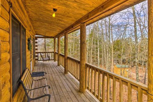 Cabin Retreat on Table Rock Lake with Fire Pit!にあるバルコニーまたはテラス